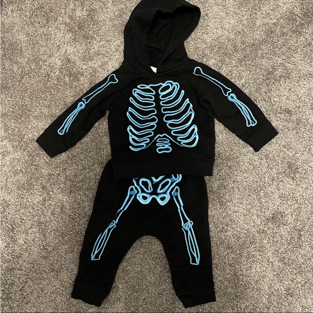 Old navy 6-12 months skeleton 💀 hoodie and pants